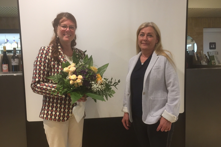 Past Präsidentin übergibt die ZONTA Nadel an die neue Präsidentin Jutta Meyer